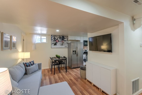 Villa (2 Bedrooms) | Salle de séjour | Téléviseur