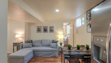 Vila (2 Bedrooms) | Ruang keluarga | TV