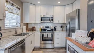 Casa (2 Bedrooms) | Cocina privada | Horno, parrilla de estufa, lavavajillas y utensilios de cocina