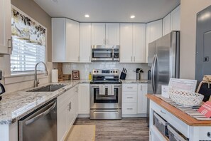 ハウス (2 Bedrooms) | 専用キッチン | オーブン、コンロ、食器洗い機、調理器具と食器