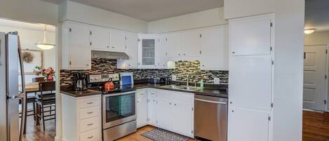 House (4 Bedrooms) | Private kitchen | Oven, stovetop, dishwasher, cookware/dishes/utensils