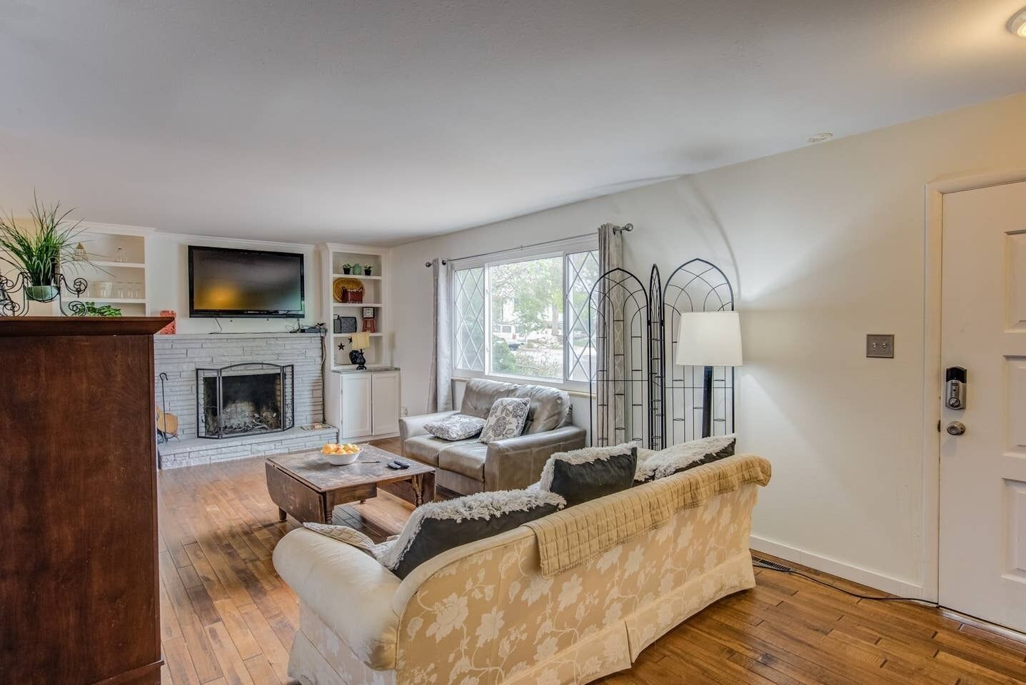 House (4 Bedrooms) | Living room | TV, fireplace