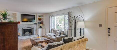 House (4 Bedrooms) | Living room | TV, fireplace