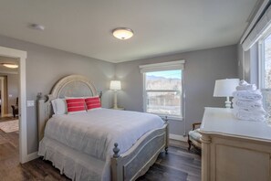 2 bedrooms, premium bedding, down comforters, laptop workspace - 2BR Modern & Chic Comfy Home in Old Colorado (Colorado Springs)