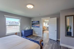 Apartment (2 Bedrooms) | 2 bedrooms, premium bedding, down comforters, laptop workspace - 2BR Modern & Chic Comfy Home in Old Colorado (Colorado Springs)