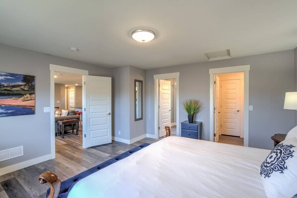 Huoneisto (2 Bedrooms) | 2 makuuhuonetta, ylelliset vuodevaatteet, untuvapeitot