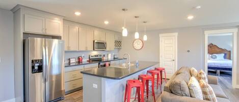 Apartment (2 Bedrooms) | Private kitchen | Full-sized fridge, oven, coffee/tea maker, toaster