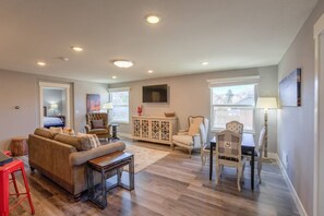 อพาร์ทเมนท์ (2 Bedrooms) | ห้องนั่งเล่น | ทีวี