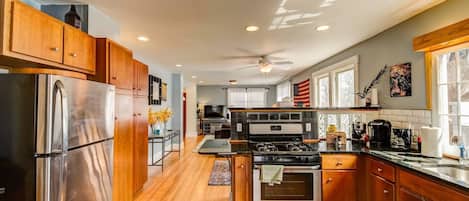 Nhà (3 Bedrooms) | Bếp riêng | Tủ lạnh, lò nướng, bếp nấu, máy rửa bát