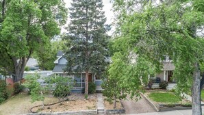 Un quartier résidentiel avec des maisons, des arbres et une pelouse bien entretenue.