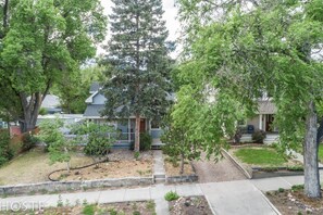 Property grounds - 3BR Classic Home Quiet Neighborhooddog Friendly (Colorado Springs)