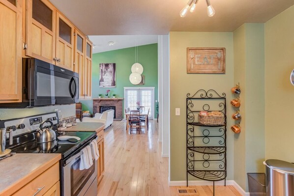 House (4 Bedrooms) | Private kitchen | Oven, stovetop, dishwasher, cookware/dishes/utensils - 4BR Garden of the Gods Family Getaway (Colorado Springs)