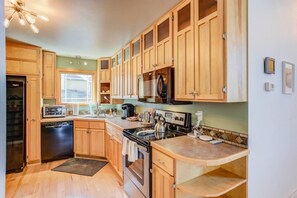 House (4 Bedrooms) | Private kitchen | Oven, stovetop, dishwasher, cookware/dishes/utensils - 4BR Garden of the Gods Family Getaway (Colorado Springs)