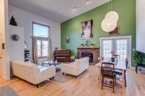 House (4 Bedrooms) | Living room | Flat-screen TV, fireplace - 4BR Garden of the Gods Family Getaway (Colorado Springs)