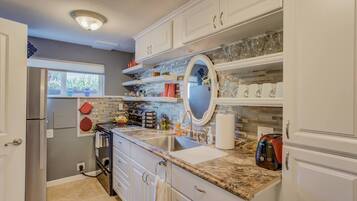 Apartment (3 Bedrooms) | Dapur peribadi | Ketuhar, dapur, alat memasak/pinggan mangkuk/perkakas dapur