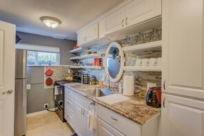 Appartement (3 Bedrooms) | Cuisine privée | Four, plaque de cuisson, batterie de cuisine, vaisselle et ustensiles