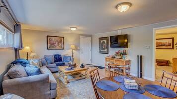 Apartment (3 Bedrooms) | Ruang tamu | TV