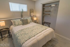 Apartment (2 Bedrooms) | 2 bedrooms, premium bedding, down duvets, laptop workspace - 2BR Garden-level Great Outdoors Dog Friendly (Colorado Springs)