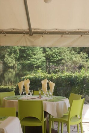 Outdoor dining - Moulin de Lachaud (Sainte-Fortunade)