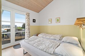 3 bedrooms, iron/ironing board, free WiFi