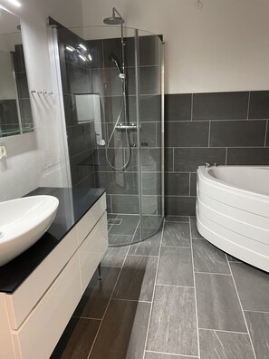 Douche, baignoire à jets, sèche-cheveux