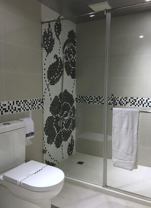 Shower, rainfall showerhead, free toiletries, slippers