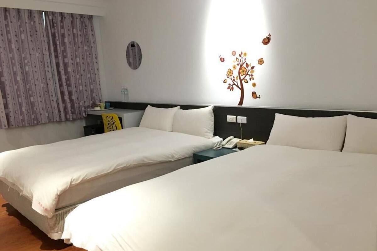 스탠다드 쿼드룸 | 책상, 암막 커튼, 무료 WiFi, 침대 시트