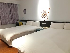 Quarto quádruplo standard | Escrivaninha, cortinas blackout, Wi-Fi de cortesia, roupa de cama
