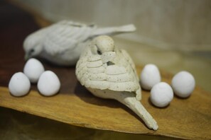 A wooden surface with a model bird and several white spherical objects. - Wan Tai Hotel (Chiayi City)