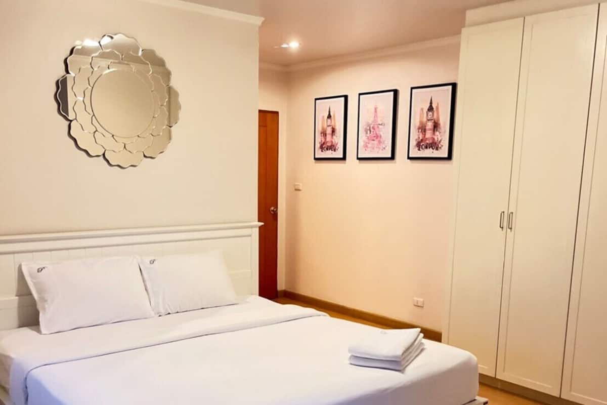 Deluxe Room, 2 Bedrooms | 1 bedroom, minibar, in-room safe, individually decorated