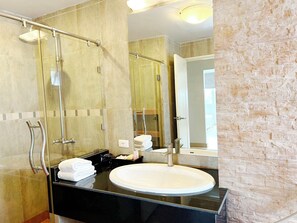 Rom – deluxe, 2 soverom | Minibar, safe på rommet, individuelt dekorert og individuelt innredet