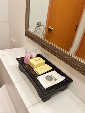 Deluxe Room, 2 Bedrooms | Bathroom | Combined shower/tub, free toiletries, hair dryer, bidet
