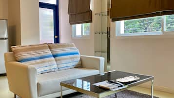 Deluxe Room | Living area | 40-inch LCD TV with digital channels, TV
