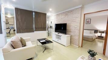 Deluxe kamer, 2 slaapkamers | 1 slaapkamer, een minibar, een kluis op de kamer