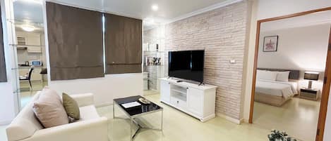 Minibar, caja de seguridad en la habitación y decoración personalizada