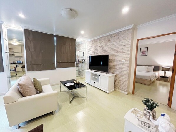 Deluxe Room, 2 Bedrooms | Minibar, in-room safe, individually decorated, individually furnished - Pacific Residence 39 (Bangkok)