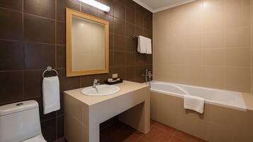 Quarto luxo | Banheiro | Chuveiro/banheira combinados, produtos de toalete grátis