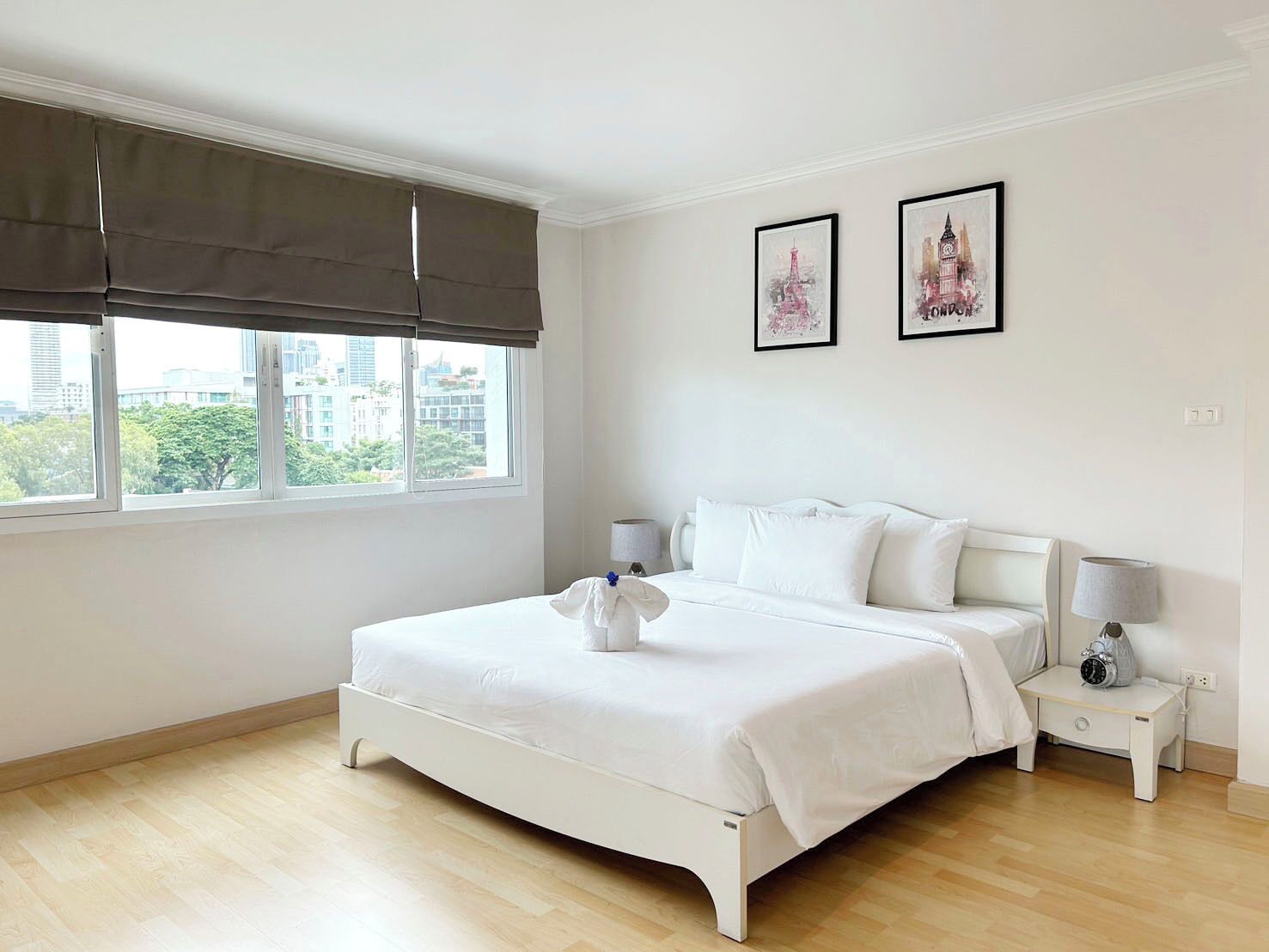 Habitación ejecutiva | Minibar, caja de seguridad en la habitación y decoración personalizada 