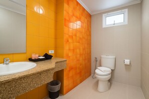 Exklusivt rum | Badrum | Badkar/dusch, gratis toalettartiklar, hårtork och bidé