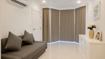 Exclusive Room | Living area | 40-inch LCD TV with digital channels, TV