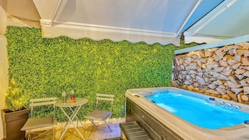 Indoor spa tub