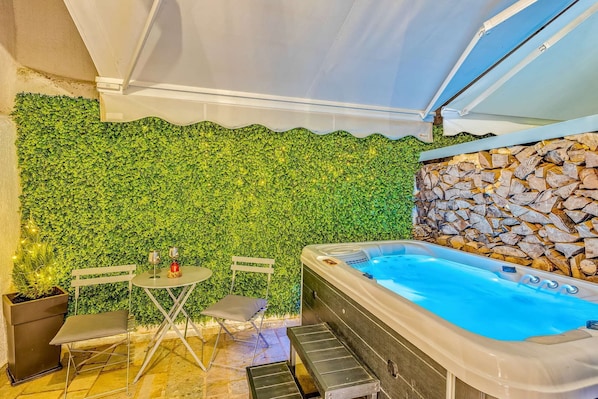 Indoor spa tub
