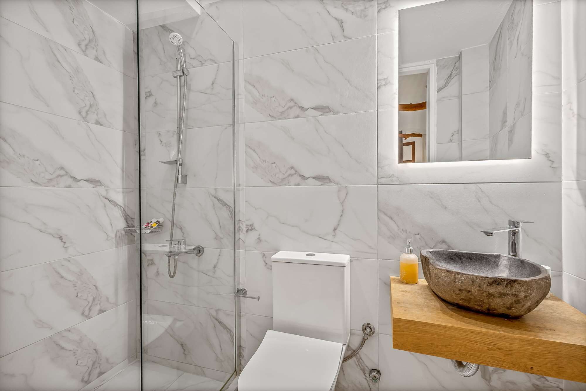 Een douche, een haardroger, handdoeken