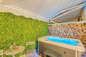 Indoor spa tub