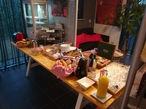 Tägliches kontinentales Frühstück (12 EUR pro Person)