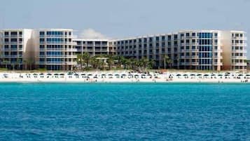 Sulla spiaggia, lettini da mare