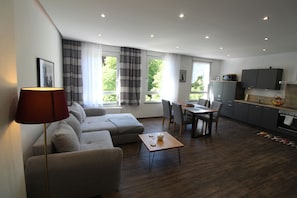 Apartment (Khalil, Römerstraße 38) | Living room | Flat-screen TV - Palatium Bad Ems (Bad Ems)