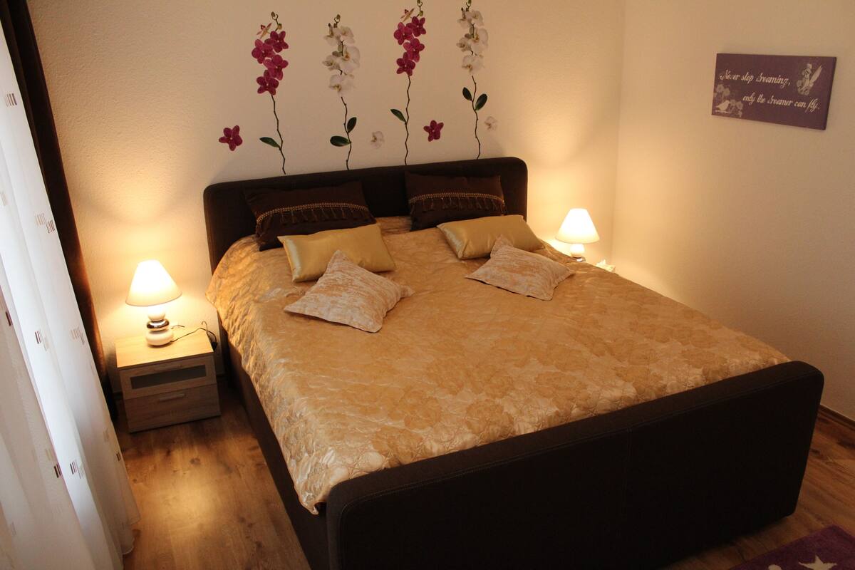 Apartment (Zaitoune, Lahnstraße 52) | Soundproofing, iron/ironing board, WiFi (free), bed sheets