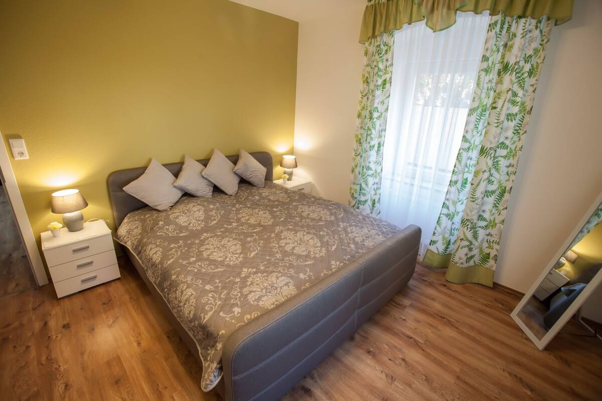 Apartment (Anna, Lahnstraße 52) | Soundproofing, iron/ironing board, WiFi (free), bed sheets