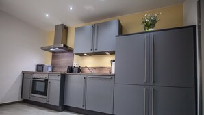 Cafetera/tetera, refrigerador, horno, placa de cocina